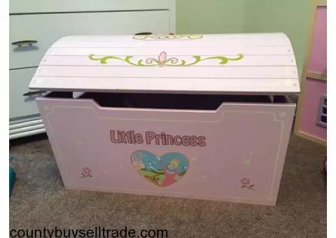 Pink princess wooden toy box